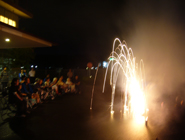 18日　夏祭り　フィナーレは雨上がりの玄関前で花火！