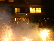 18日　夏祭り　フィナーレは雨上がりの玄関前で花火！
