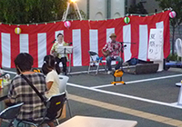 17日　夏祭り　三(さん)線(しん)演奏で夜の部の始まり