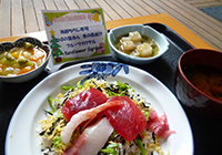 25日　クリスマスの昼食はお刺身たっぷり「海鮮ちらし寿司」