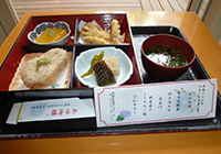 24日　あゆ御膳の松花堂弁当　新生姜、鮎、じゅんさい、びわと旬の食材がたっぷり