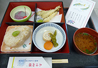 16日　あゆ御膳　新生姜ご飯、あゆの天ぷら、炊き合わせなどと一緒に松花堂弁当