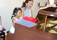 19日　ピアノ弾き語り＆喫茶　ママと一緒にかわいいピアニスト
