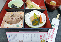 16日　敬老の日の祝い膳　栗赤飯、天ぷらの盛り合わせなどの松花堂弁当