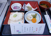 15日　あゆ御膳　新生姜ご飯、あゆの天ぷら、炊き合わせなどと一緒に松花堂弁当