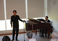 1日　創立13周年記念コンサート　指揮者・声楽家　松岡重親さんのテノール独唱