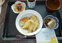 21日　シェフの気まぐれランチ　天丼・煮物・豆腐の赤出汁・あんみつ