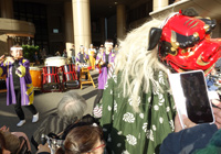 23日　長岡記念財団の文化祭へ　太鼓に合わせて獅子舞も