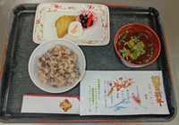 1日　朝食　カレイの照り焼き・黒豆・寿かまぼこ・赤飯・すまし汁